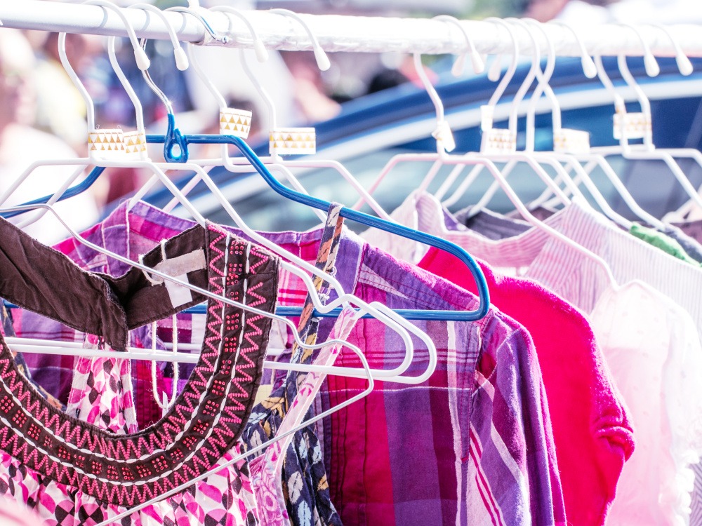 Wie bekommt man Gerüche und Flecken aus Secondhand-Kleidung?