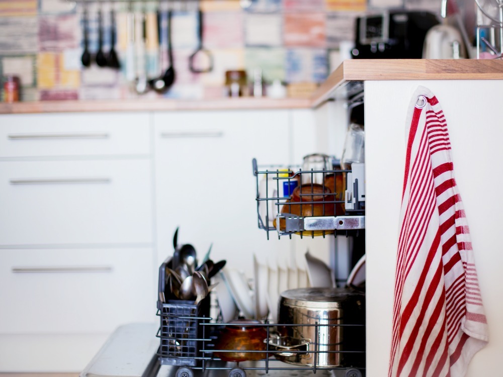 10 magische Tipps, damit eure Spülmaschine noch besser spült und ihr Geld spart!