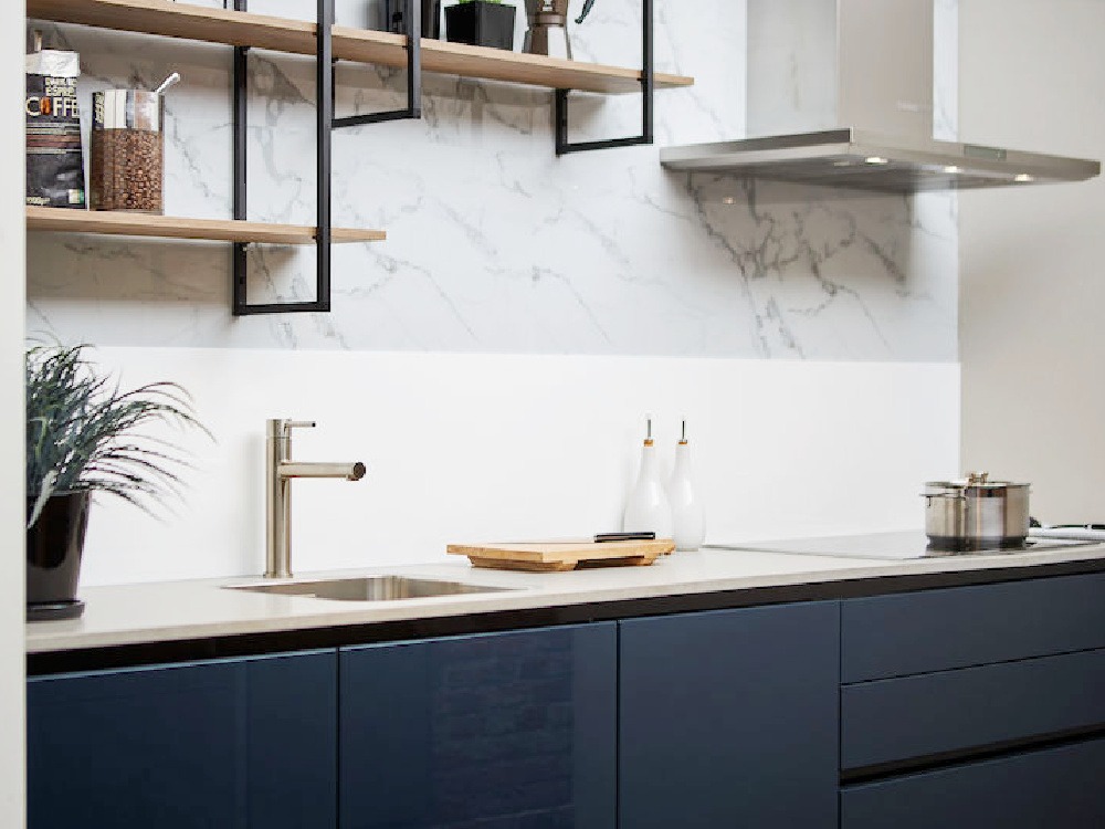 Küchenrückwand verschönern: schnell & easy mit einer neuen Platte